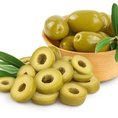 нарезанные зеленые оливки